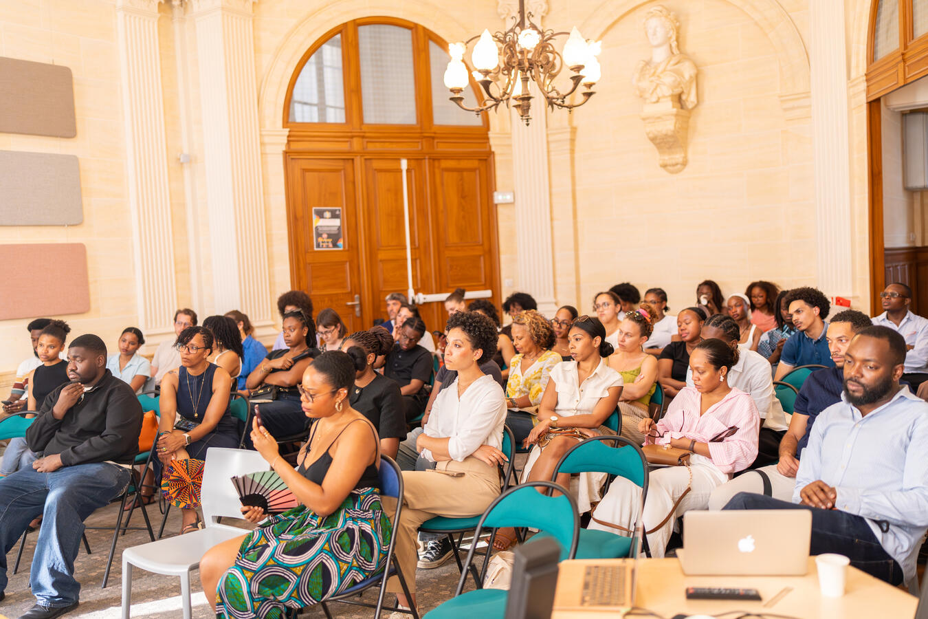 Plus de 300 inscriptions et une forte mobilisation autour des enjeux caribéens. Participants assistant à la conférence consacrée au rôle des territoires ultramarins français dans la coopération régionale caribéenne.
